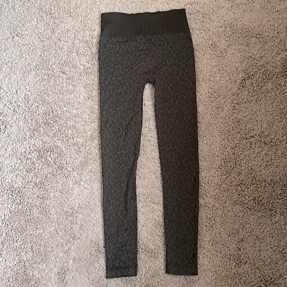 Black sleek leopard NikiBiki leggings OS 2-12 NWT workout athleisure yoga cycle - Picture 1 of 7